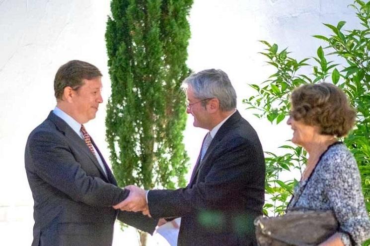 Cedric Prieto, Consul Général de France à Madrid félicite Alexandre Noguera sous le regard d'Annik Valldecabres