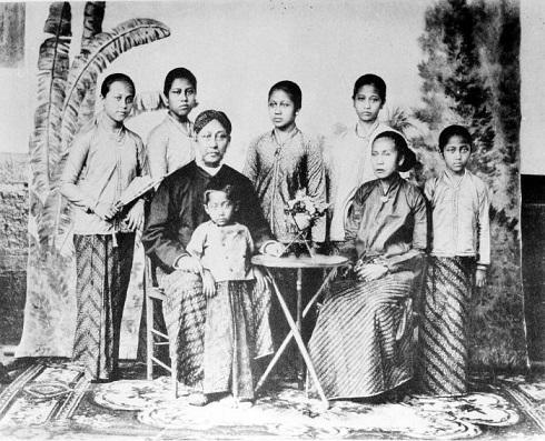 Ancienne photo de la famille Kartini