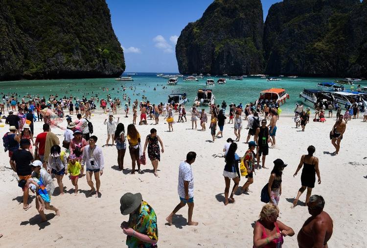 Plage paradisiaque de Thaïlande surpeuplée