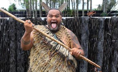 Costume traditionnel maori porté lors de grands événements tels qu’un powhiri, la cérémonie d’accueil maorie.