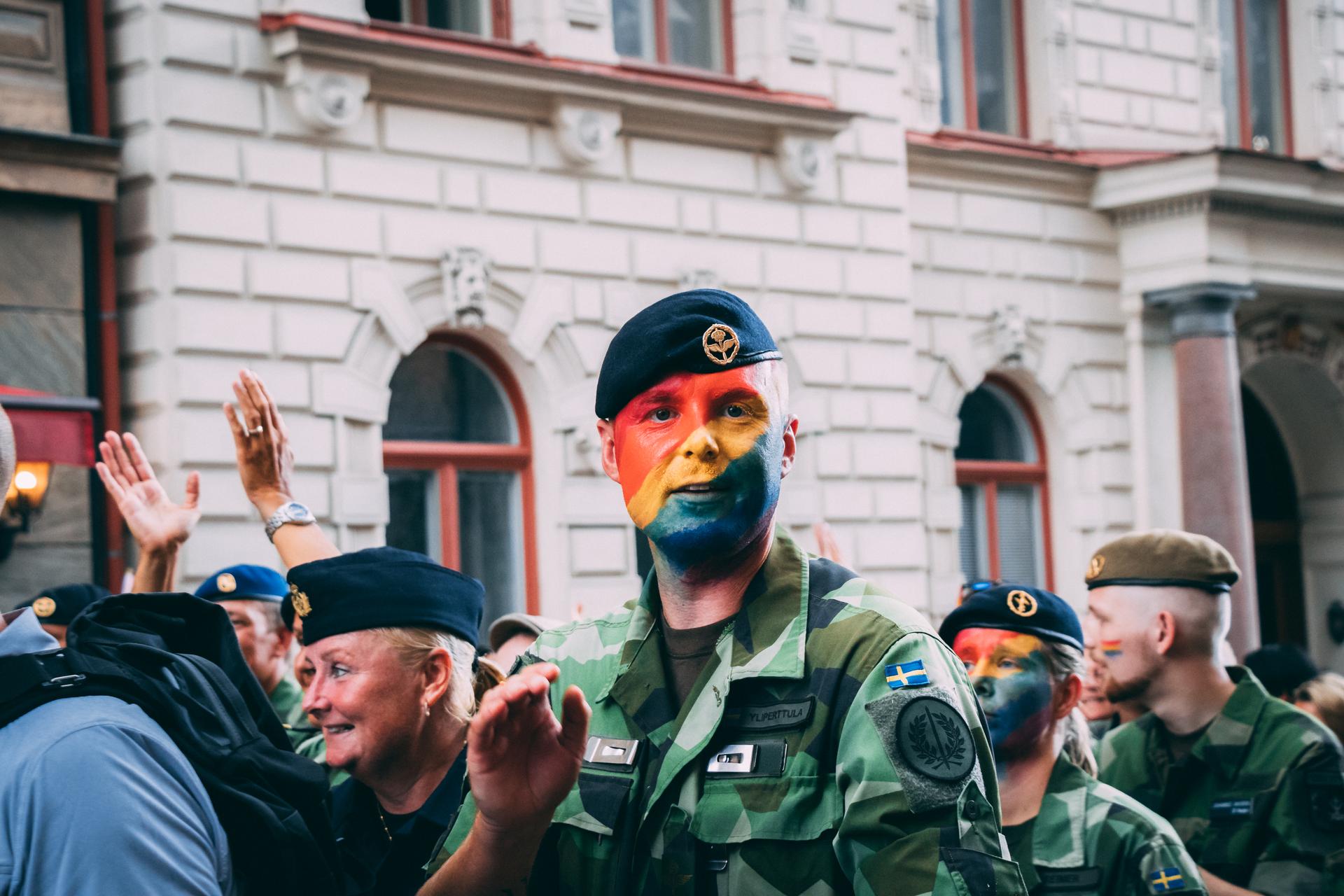 Militaire défilant à l'EuroPride Parade 