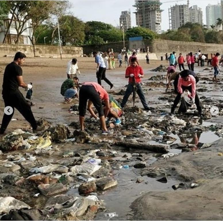 Nettoyage plage de Dadar Mumbai par des volontaires