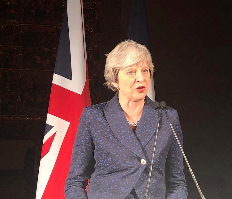 Frais titre de séjour gratuit expatriés européens Theresa May annulation 