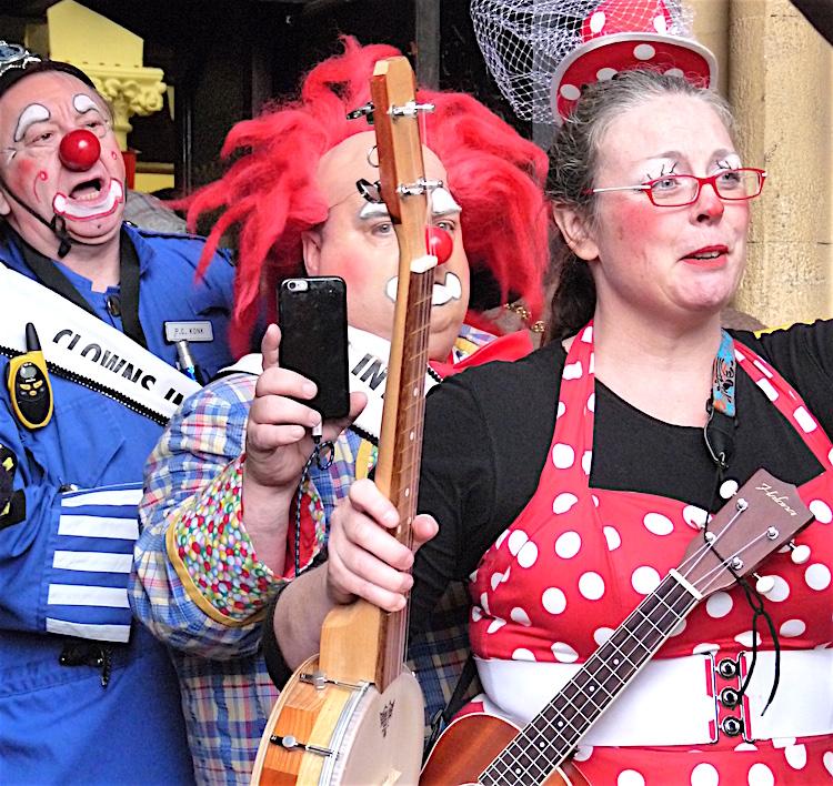 Clowns messe Londres Grimaldi cérémonie église