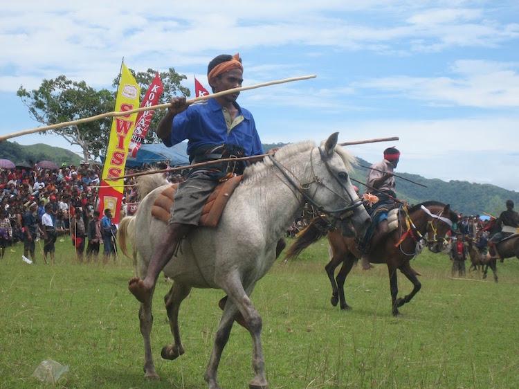 Cavalier pour la pasola de Sumba