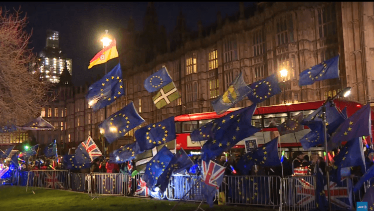 anti et pro brexit paradent devant le parlement après défaite de May 