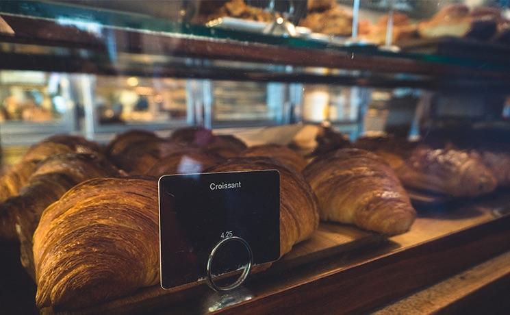 croissants dans une boulangerie