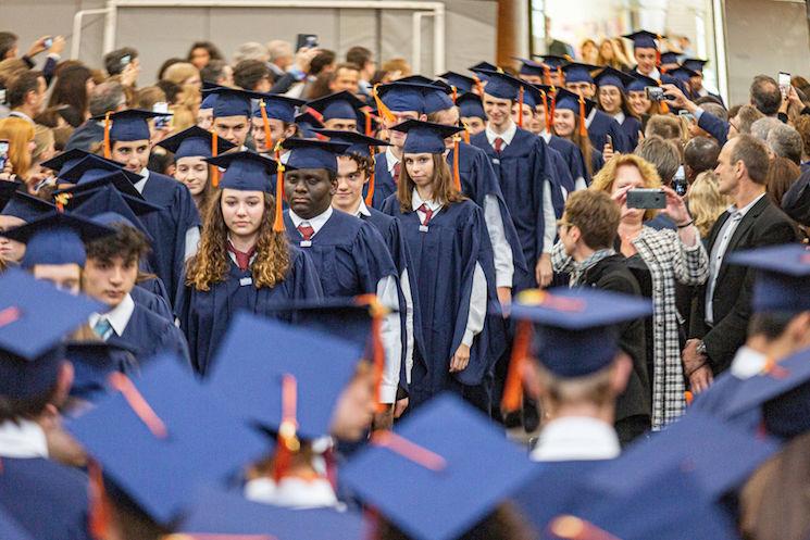 La seconde cérémonie de remise des certificats de fin d’études au lycée International de Londres Winston Churchill s’achève. Les lycéens de la promotion 2019 ont reçu leur sésame vers leur vie adulte. Ils évoquent leurs souvenirs de lycée, leurs liens d’amitié et leurs espoirs pour le futur.  « N’allez pas où il y a un chemin, allez où il n’y a pas de chemin et laissez une trace. » Les paroles de Danielle Raymond, responsable du service carrière, rés