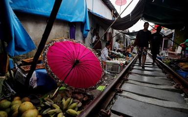 Train-marche-Thailande