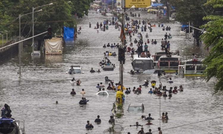 Une artère de Mumbai inondée lors de la mousson