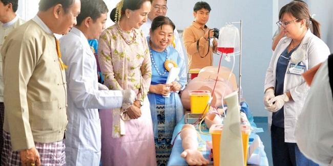 Daw Aung San Suu Kyi a l'inauguration du centre technique d'enseignement medical en Birmanie