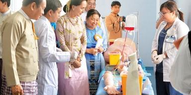 Daw Aung San Suu Kyi a l'inauguration du centre technique d'enseignement medical en Birmanie