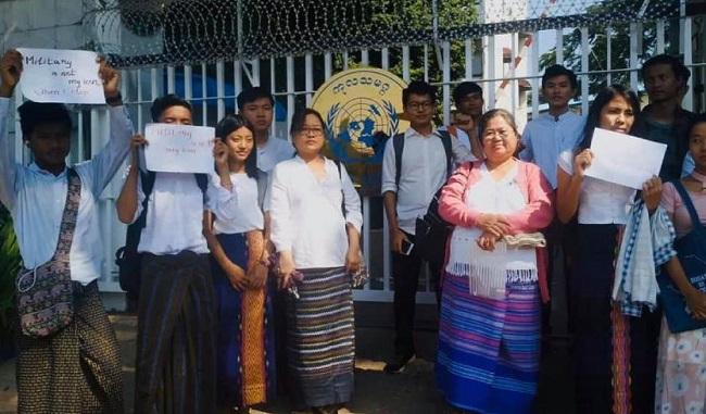 Les associations posant après avoir déposé leur lettre de soutien à la Gambie au bureau des Nations-Unies de Yangon, en Birmanie