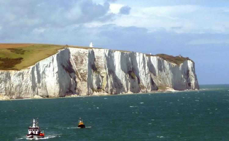 Brexit UE bannière falaise des Douvres Boris Johnson 