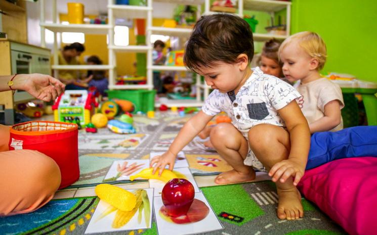 Un enfant joue dans une classe de l'ecole bilingue Acacia de Bangkok