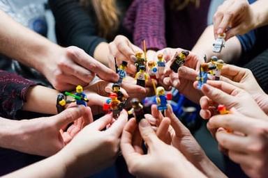 Des figurines de LEGO alors que k'on annonce le décès de son inventeur 