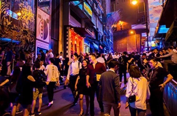 Le très populaire quartier des bars de Lan Kwai Fong, récemment centre des discussions après avoir été fréquenté par des personnes infectées