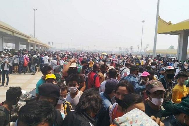 Cohue d'expatriés birmans le 25 mars à Myawaddy en Birmanie