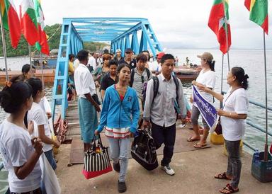 Des expatriés birmans accueillis à leur retour au pays à Kawthaung, en Birmanie