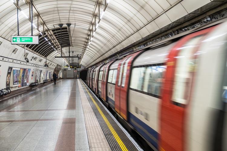 transport metro Londres bus lockdown confinement 