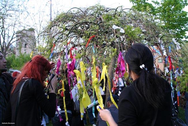 Arbre de voeux pendant Hıdırellez en Turquie, la fête du printemps