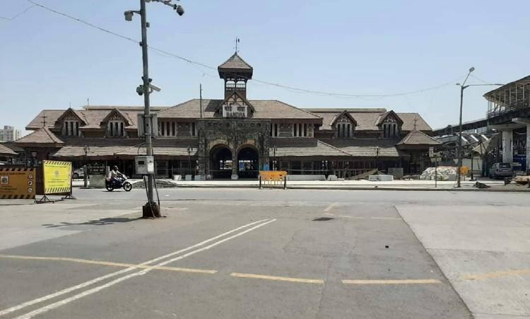 bandra station empty_0