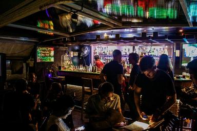 À Yangon des bars ont rouvert malgré l’interdiction due au Covid-19