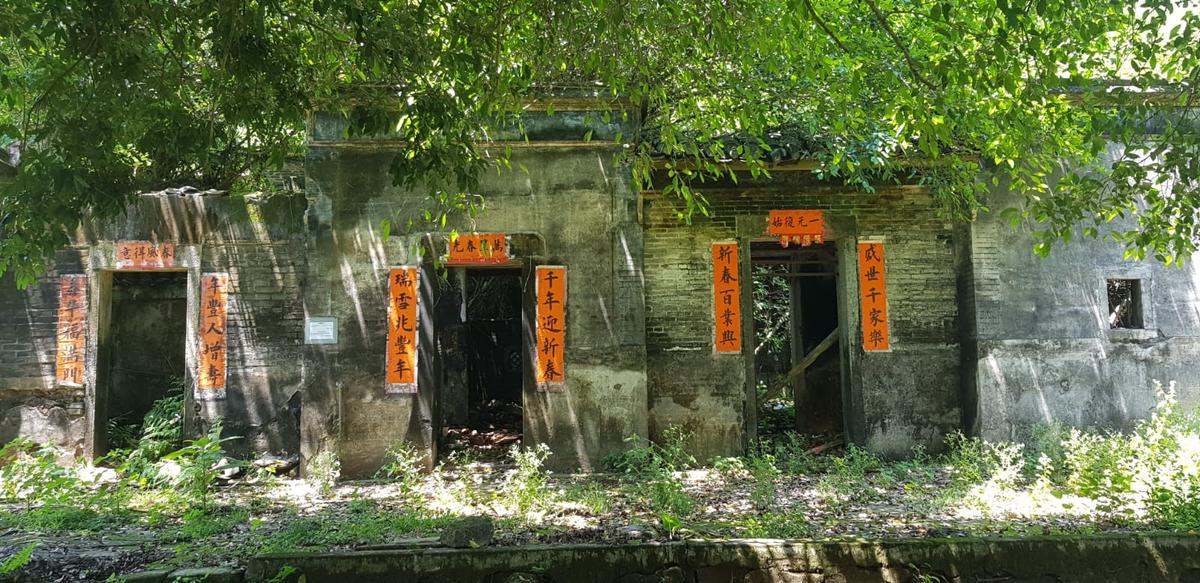 Une rue de village à hong kong