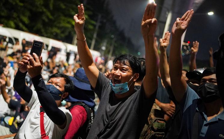 Manifestation devant le 11e regiment d'infanterie a Bangkok