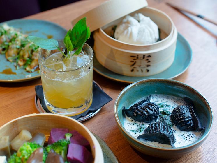 Un plat asiatique dans un restaurant à Paris