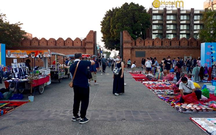 Les mesures de prévention pour éviter les risques de pandémies s’étaient relâchées à Chiang Mai. Avec l'apparition de nouveaux cas de Covid-19, le port du masque est redevenu la norme dans les espaces publics. 