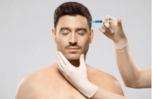 un homme se fait injecter du botox