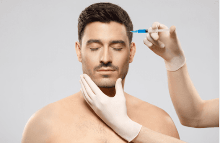 un homme se fait injecter du botox