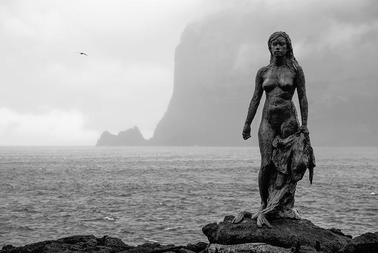 Selkie_statue_in_Mikladalur