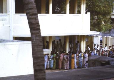 On vote, hommes et femmes séparés