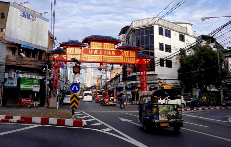 La porte qui marque l'entrée dans Chinatown à Chiang Mai