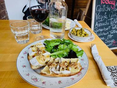 Une tartine de camembert avec un verre de vin français à Winemak’Her Bar, Brooklyn