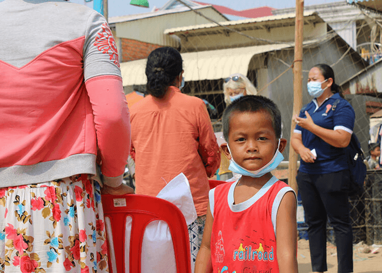 Distribution d'aide alimentaire planete enfance et developpement à Phnom Penh