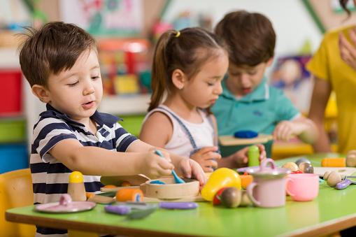 Des enfants dans une salle de classe