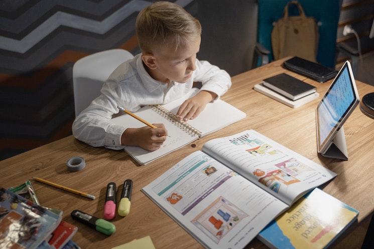 Un enfant autrichien en enseignement à distance en Autriche où le confinement est prolongé