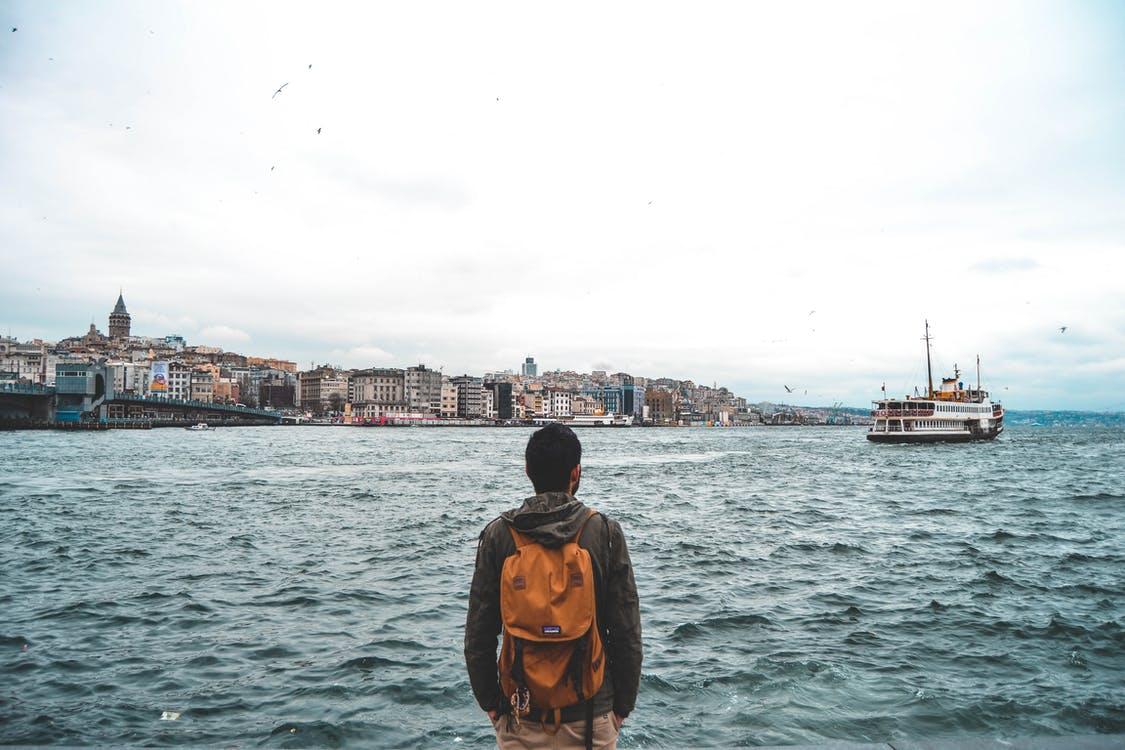 Un étudiant face au Bosphore à Istanbul