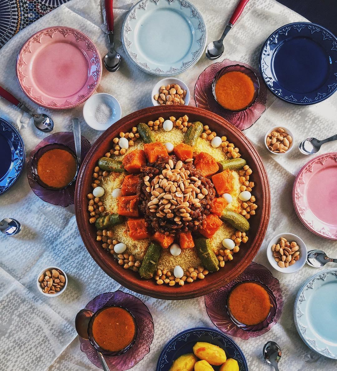 Un couscous familial prêt à être dégusté