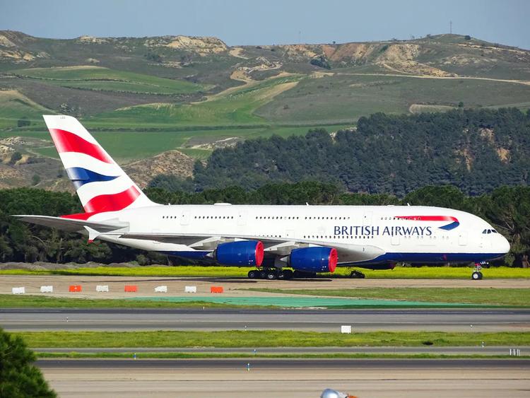 Un avion du British Airways sur une piste d'atterrissage 