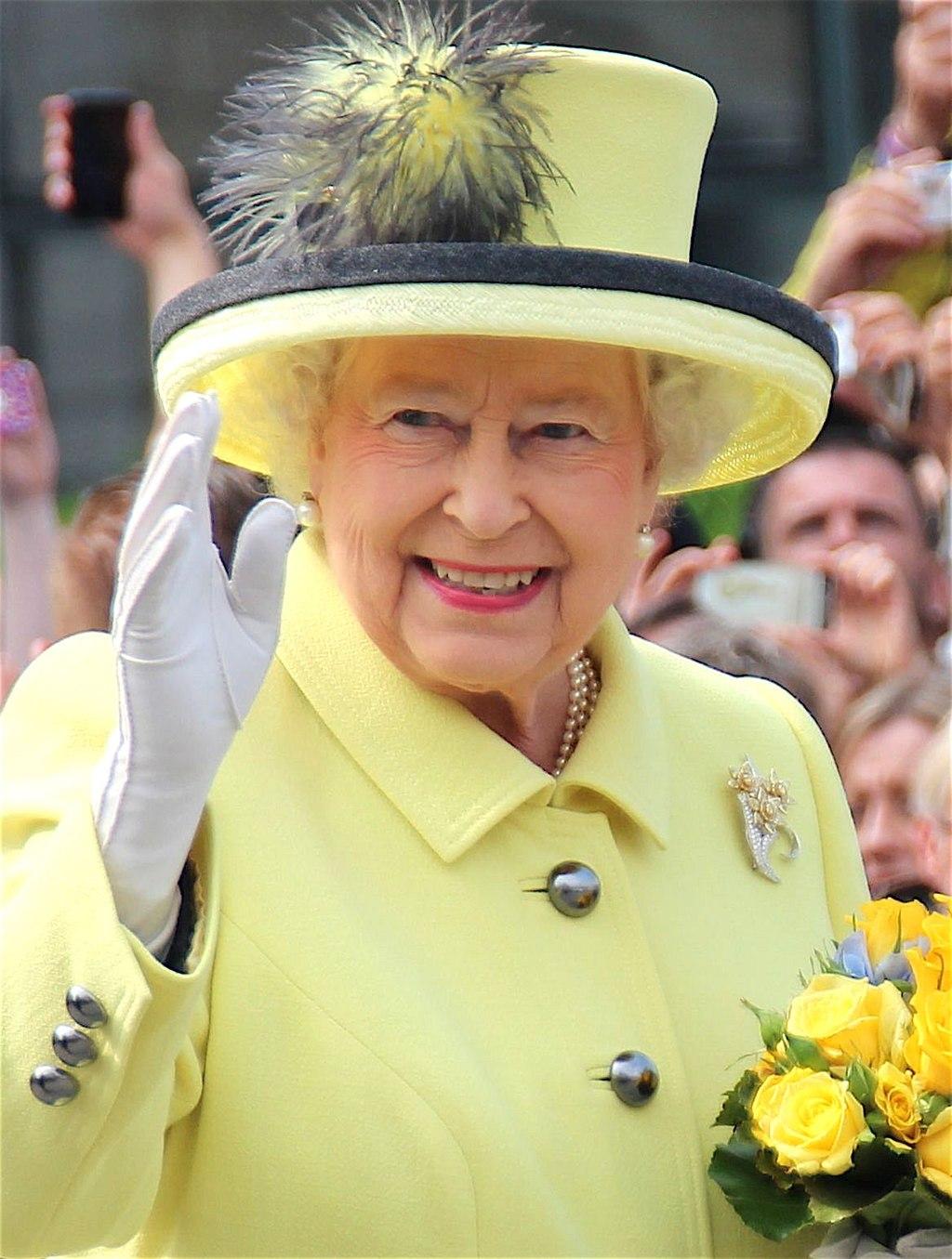 Reine Elizabeth saluant la foule 