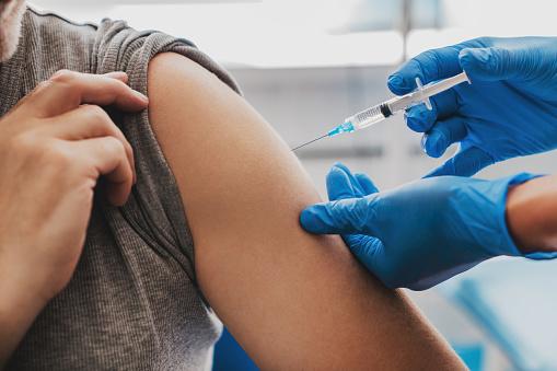 Une personne se fait vacciner