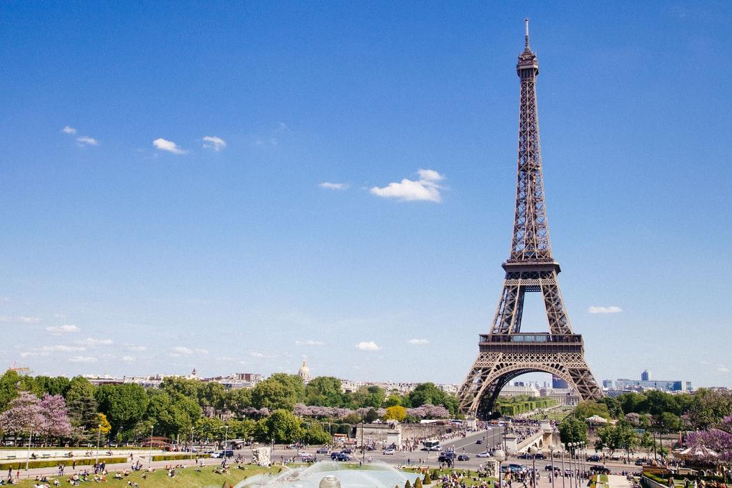 La tour Eiffel à Paris lors d'une journée ensoleillée