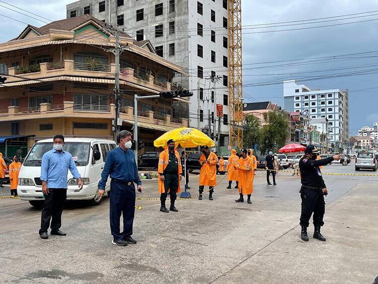 Des policiers mettent en place un barrage a sihanoukville