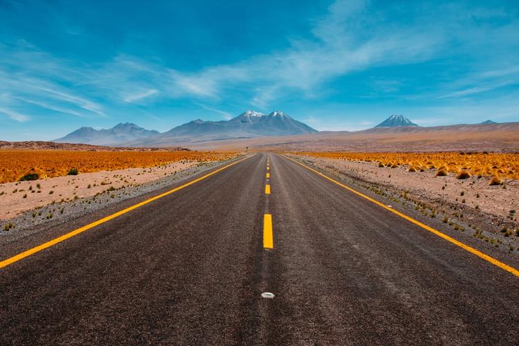 Une route désertique menant à une montagne