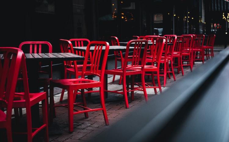 Une terrasse de restaurant vide