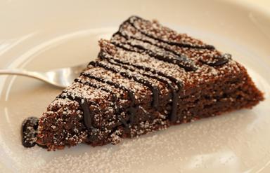 Gâteau au chocolat dans une assiette